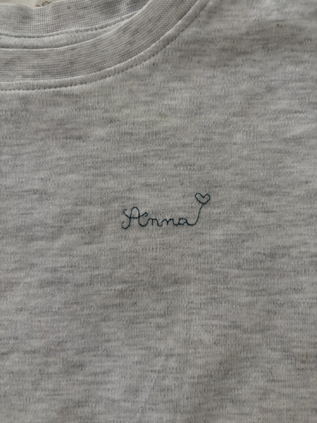 brodert baby t-skjorte nærbilde